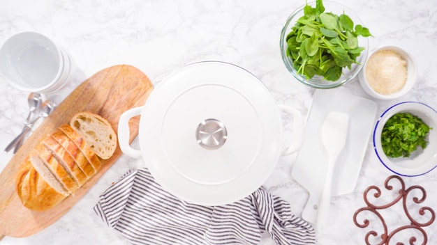 Kuchnia z talerzem domowego dania